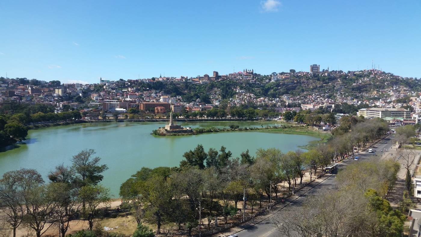 Vista aérea do Lago Anosy em Antananarivo, com a ilha memorial e a cidade na colina atrás